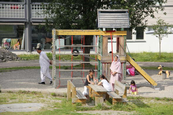 &raquo; 8월1일 오후 노르웨이 오슬로 프루세트 주택가 앞 놀이터에서 무슬림 가족이 여가 시간을 보내고 있다. 한겨레21 이승환 통신원