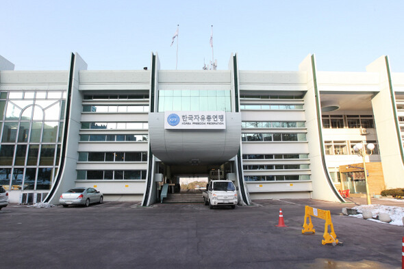 » 한국자유총연맹은 법률상 선거운동이 엄격히 금지된다. 그러나 1992년부터 대선 때마다 이 단체는 선거 개입 논란에 휩싸였다. 2006년엔 전시작전통제권 환수에 반대하는 후보를 지지하겠다고 공표해 사실상 선거운동을 벌였다. 한겨레21 정용일