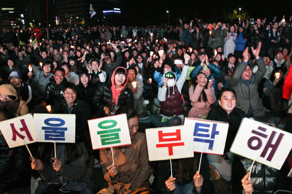 » 서울시장 보궐선거 투표가 끝난 10월26일 밤 박원순 야권 단일후보를 지지하는 20~30대 젊은이들이 서울광장에서 개표 방송을 보며 환호하고 있다. <한겨레21> 박승화 