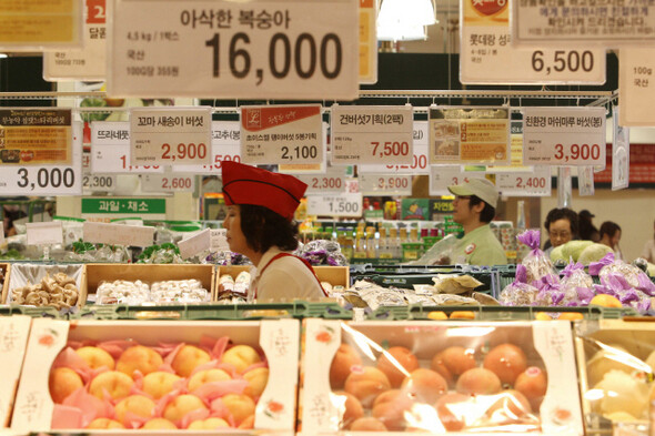추석을 앞두고 소비자 물가가 고공행진을 하고 있는 가운데 1일 오후 서울 중구 봉래동2가 롯데마트를 찾은 한 시민이 가격표를 살펴보고 있다. 이정아 기자 leej@hani.co.kr