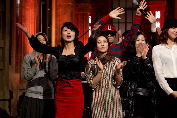 첫 생방송을 마치고 관객의 박수에 화답하는 〈SNLK〉출연진들. tvN 제공