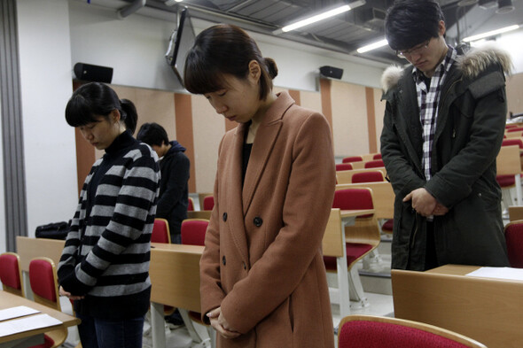 » 2월24일 한국예술종합학교 영상원 학생들이 고 최고은 작가를 추모하는 묵념을 하고 있다. <한겨레> 김명진 기자 