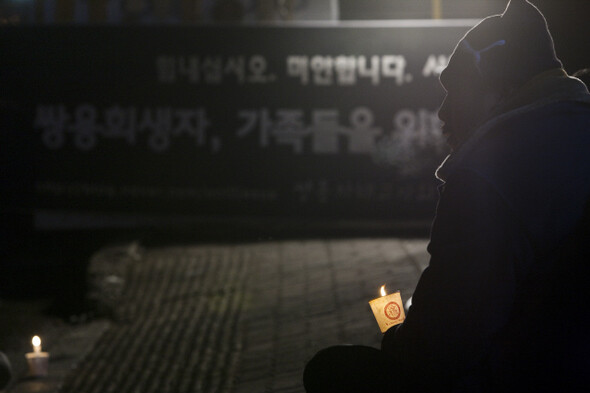 ‘희망텐트촌’에서는 매일 저녁 7시 시민들이 참여한 가운데 쌍용자동차 희생자들을 위한 기도회가 열린다. 2011년 12월28일 기도회에 참여한 한 이주노동자.