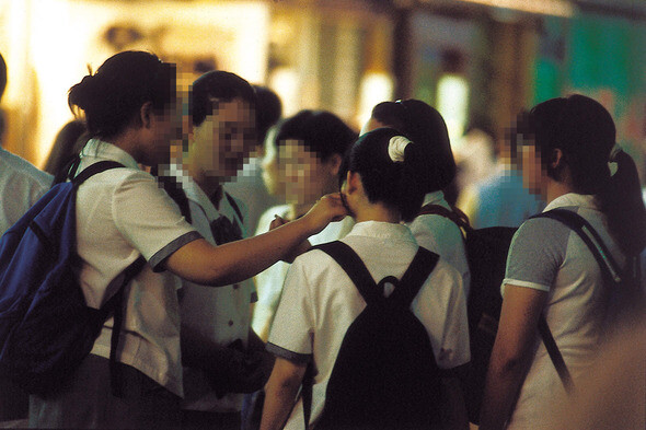  폭력의 순환, 역사는 깊다. 1997년 서울 상계동의 한 아파트 골목에서 여학생이 후배를 손찌검하는 모습. 이렇게 학교 폭력 ‘문제’는 여론의 주목을 받았다 잊혀지기를 거듭했다. <한겨레> 이정용