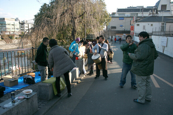 지난 1월21일 일본 교토시 산조역 근처에서 랩 배틀을 하고 있는 ‘나베당’과 ‘카페 커먼즈’, ‘달팽이 공방’, 그리고 시민들. 박은선 제공
