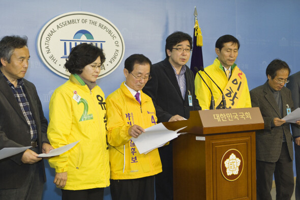 유종일 민주통합당 경제민주화특별위원회 위원장(한국개발연구원 국제정책대학원 교수·오른쪽 셋째), 선대인 세금혁명당 대표, 서해성 작가 등 진보개혁 성향의 인사 11명이 3월30일 국회 정론관에서 기자회견을 열어, 4·11 총선에서 경제민주화 실현에 도움이 될 후보들을 지원하기 위한 ‘구구팔팔응원단’ 결성을 선언하고 지원 대상 후보 20명의 명단을 발표하고 있다. <한겨레21> 박승화