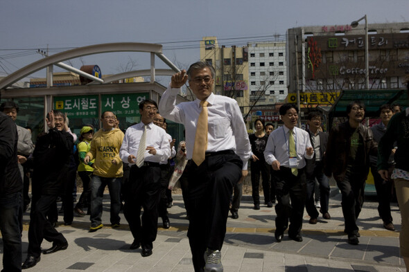 » 4·11 총선 공식 선거운동이 시작된 3월29일, 민주통합당 문재인 후보가 부산 사상역 앞에서 자원활동가들과 함께 춤을 추고 있다. 