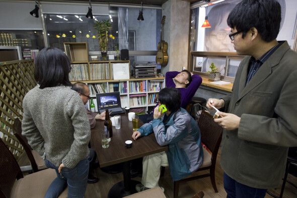 개표 결과를 보며 망연자실한 최씨와 당원들.