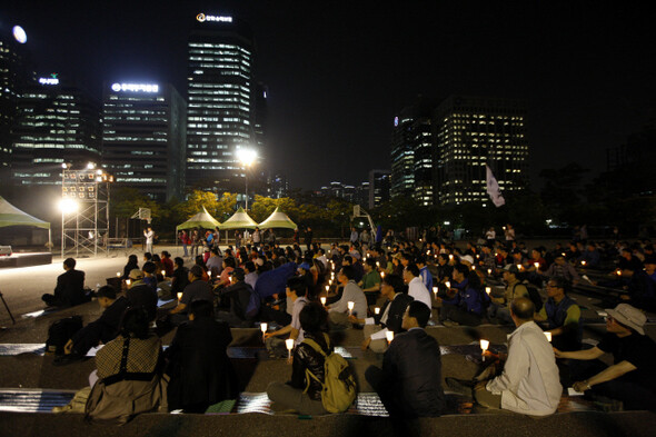 조합원과 시민들이 5월8일 오후 서울 여의도공원에서 열린 파업 100일 문화제에서 촛불을 들고 있다.
