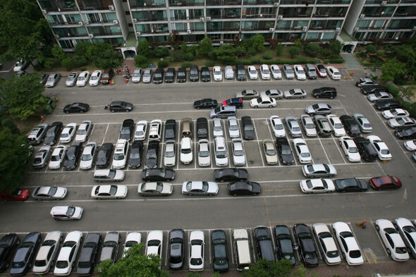 서울시내 한 아파트단지의 주차장에 승용차가 가득 차 있다. 국내에선 개인이 소유하고 있는 비사업용 자동차를 빌려 쓰게 해주는 자동차 공유 서비스가 현재로선 불가능하다. 현행법상 돈을 받고 자가용을 빌려주는 건 불법이기 때문이다. <한겨레> 이종근 기자