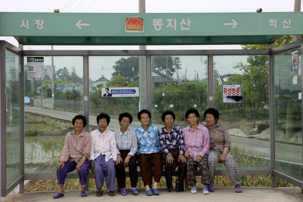 학수그룹홈 할머니들이 5월30일 오후 마을 앞 버스정류장에서 기념사진을 찍고 있다. 왼쪽부터 이정순(82)·이양순(84)·김말녀(78)·김정옥(79)·박용이(77)·박기순(86)·노희례(78) 할머니.