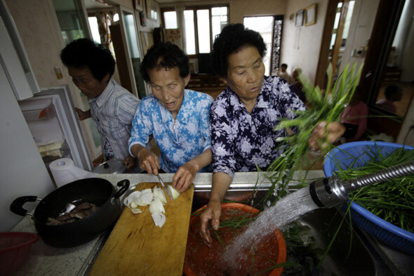 거동이 불편하지 않은 할머니들이 5월30일 오전 점심 식사를 같이 준비하고 있다.