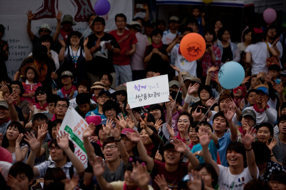 6. 쌍용차 아이들의 공연을 보며 기뻐하는 시민들.