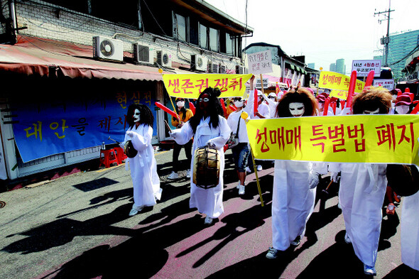 성매매집결지에 대한 대대적인 단속이 있던 2011년, 성매매특별법 개정을 요구하는 서울 영등포구 성매매 여성 노동자들. <한겨레> 김태형 기자