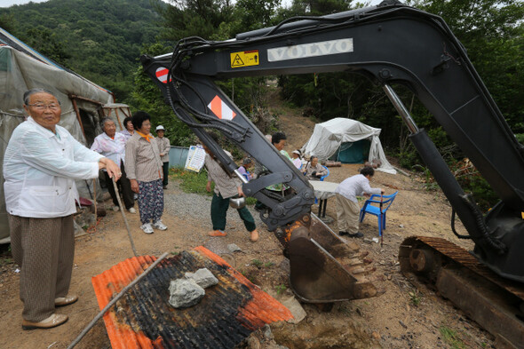 지난 6월18일 한전이 공사를 재개할 움직임을 보이자 저지에 나선 경남 밀양 주민들. 74살 이치우 노인이 분신자결한 뒤에도 한전은 사업 강행을 멈추지 않았다.