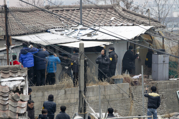 서울중앙지법 민사1부 집행관과 철거용역업체 직원 등이 13일 오전 서울 동작구 상도4동 상도11구역 에서 빈 집을 대상으로 명도집행을 하고 있다. 사진 한겨레 김정효 기자