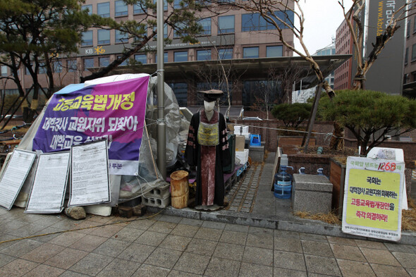 2011년 11월 서울 여의도 국회 앞에서 시간강사들이 처우를 개선하고 고용을 안정화해달라며 천막농성을 벌이고 있다. 한겨레 류우종 기자