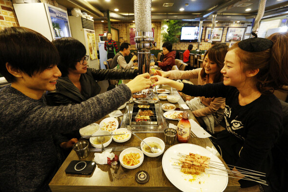 중국인 유학생 뚜메이씨(맨 오른쪽)와 친구들이 서울 광진구 자양동 ‘경성양꼬치’에서 건배를 하고 있다.