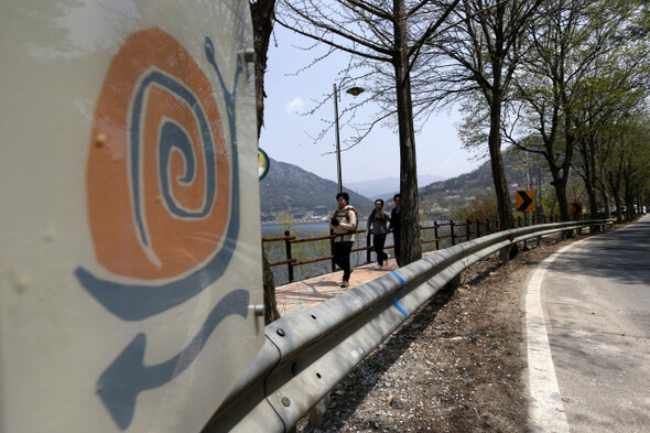 아름다운 순례길’ 7코스인 전북 김제시 금산면 금평저수지 산책길에 순례길을 상징하는 달팽이가 표시돼 있다.