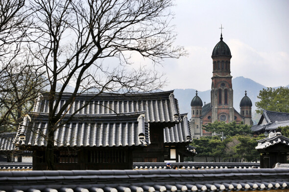 전주 한옥마을 내에 위치한 경기전의 한옥 처마선과 이국적인 전동성당이 조화를 이루고 있다. 전동성당은 천주교 신자들을 사형했던 전주 풍남문 밖에 비잔틴 양식과 로마네스크 양식을 혼합한 건물로 지어졌다.