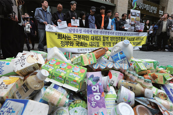 남양유업대리점피해자협의회 회원들이 본사 임직원들의 대국민 사과문이 발표된 5월9일 오후, 서울 중구의 본사 사옥 앞에서 기자회견을 열고 있다.