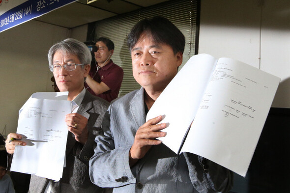 　 News Tapa president Kim Yong-jin (left) and Choi Seung-ho (right) show documents at the Press Center in central Seoul after a press conference where they announced the findings of their “Tax Haven Project”
