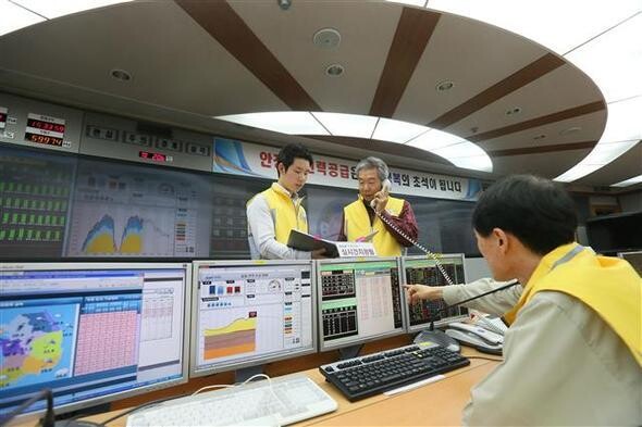  May 28. They are on alert after the shutdown of two nuclear reactors at a time of high demand. (Yonhap News)