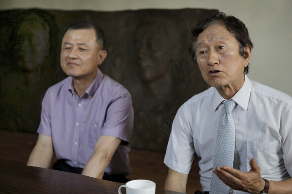 정지창 전 영남대 교수(오른쪽)는 박정희 시대와 새마을운동을 맹목적으로 미화해온 학교 당국과 재단을 비판했다는 이유로 명예교수 추대에서 배제됐다. 임정철 영남이공대 교수에 대해서는 아예 파면 절차가 진행되고 있다. 탁기형 선임기자 khtak@hani.co.kr