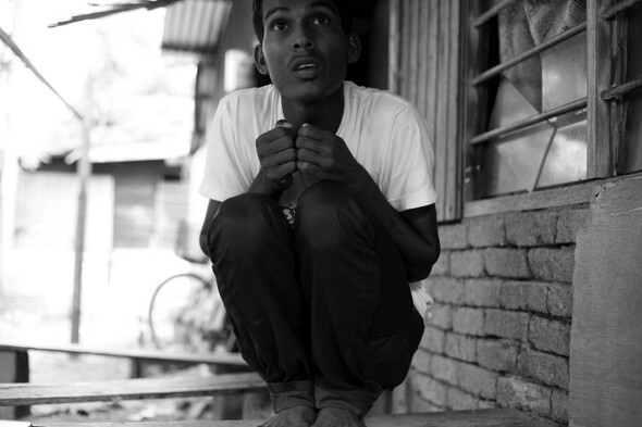 6개월 전 말레이시아에 도착한 로힝야 난민 무함마드 라피크(17)가 밀수선과 정글에서 이동 중 취한 자세를 재연하고 있다. 그는 “자세가 흐트러지거나 불평을 하면 선원들이 총을 휘둘렀다”고 말했다.