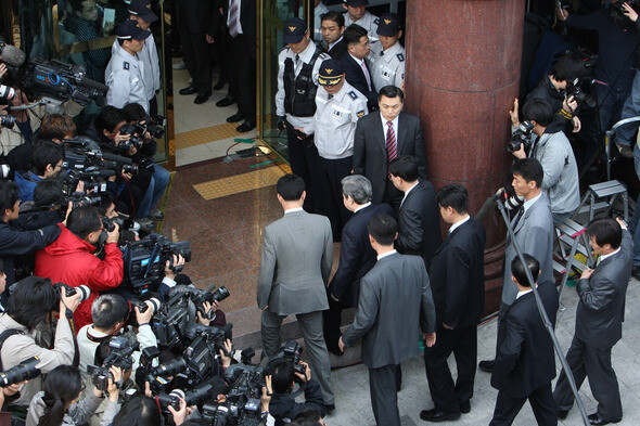 금융회사 지배구조개선법 처리가 국회에서 난산을 거듭하는 현실을 한발 떨어져서 살펴보면, 우리나라 재벌 문제의 현주소가 드러난다. 2008년 4월4일 이건희 삼성그룹 회장이 서울 한남동 삼성특검 사무실에 출두하는 모습을 사진기자들이 카메라에 담고 있다.한겨레 신소영