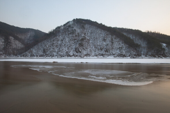 경상북도 영주시 평은면 금광리. 눈 덮인 겨울 산을 뒤로 하고 아름다운 모래사장이 펼쳐진 내성천. 무섬마을까지 아홉 번을 휘감아돈다는 운포구곡이 시작되는 지점이다.