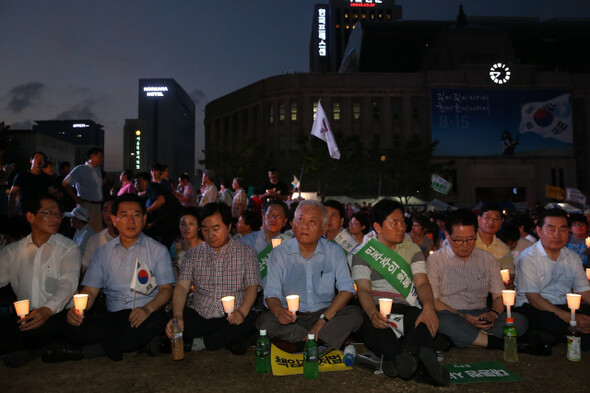 제8차 국정원 정치개입 규탄 범국민 촛불대회가 열린 17일 오후 서울광장에서 김한길 민주당 대표와 의원들이 촛불을 들고 있다. 이정아 기자 leej@hani.co.kr