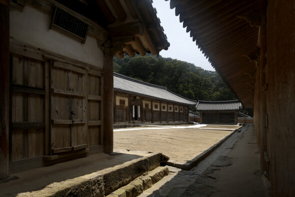 해인사 장경판전. 자연의 원리를 이용해 햇빛과 온도, 습도, 환기를 조절하는 과학적인 구조로 만들어진 수다라장과 법보전에 팔만대장경이 보관돼 있다.