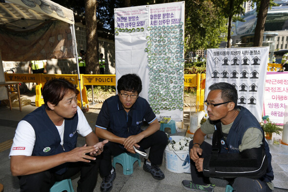 평택 쌍용자동차 앞 송전탑에서 고공농성을 했던 복기성, 한상균, 문기주씨가 4일 오전 서울 중구 태평로 대한문 쌍용자동차 희생자 시민분향소에서 대화를 하고 있다. 김명진 기자 littleprince@hani.co.kr