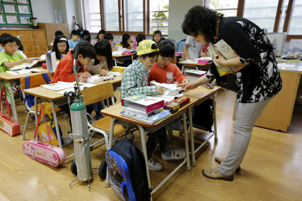 가습기 살균제 피해자 임성준(10)군이 11일 오전 경기 용인시 기흥구 영덕동 석현초등학교 3-6에서 국어수업을 하고 있다. 임군은 폐기능 손상으로 산소호흡기 없이 정상적인 생활을 할수가 없다. 용인/김명진 기자 littleprince@hani.co.kr