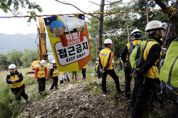 한전 직원들이 1일 오전 경남 밀양시 단장면 바드리마을 89번 송전탑 공사현장에서 송전탑 건설에 반대하는 주민들의 출입을 막고 있다. 밀양/김명진 기자 littleprince@hani.co.kr