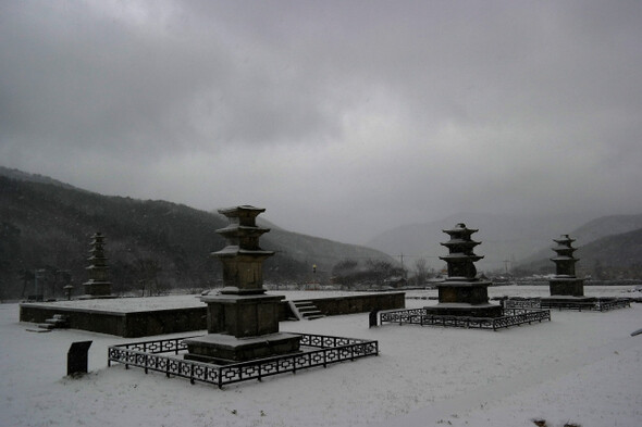 충남 보령시 성주면 성주리 72번지에 위치한 성주사는 신라 말 구산선문 중 하나로, 한때 2천여 명의 승려가 머물며 수도하는 전국 최고의 절로 손꼽혔던 곳이다. 백제 때 오합사라는
절로 지어져 신라 말 낭혜화상에 의해 크게 중창됐다. 임진왜란 이후 서서히 쇠락해 지금은 절터와 그 위에 남은 몇 가지의 유물들만이 이곳이 절이었음을 알려준다. 성주사 절터 가운
데 오층석탑과 세 기의 삼층석탑이 줄지어 서 있다. 보통 금당 앞에 한두 개의 탑이 서 있는 경우가 일반적이라, 네 개의 탑이 이렇게 세워져 있는 것은 특별한 배치다.
