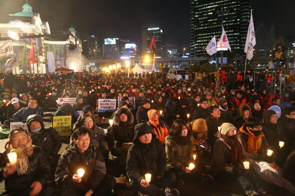 000 citizens and members of the Korean Confederation of Trade Unions hold a candlelight vigil in the square outside of Seoul station
