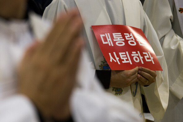 지난 11월22일 천주교정의구현 전주교구 사제단 주최로 열린 불법 부정선거 규탄과 대통령 사퇴를 요구하는 시국미사. 이후 개신교와 불교, 천도교 등 4대 종단에서 박근혜 대통령의 사퇴를 요구하는 성직자 들의 집회가 줄을 이었다. 박승화
