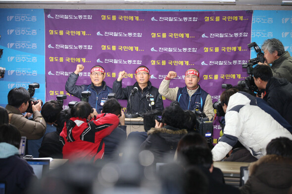  President of the Korean Public & Social Services and Transportation Workers’ Union (left) and KCTU president Shin Seung-chul shout slogans after a press conference announcing the end of the railway workers’ strike