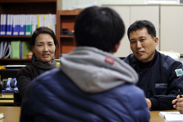 Married couple Kim Myung-oh (left) and Jeon Sang-don talk with a worker surnamed Yun who started working at their factory in Gwangju after being released from prison