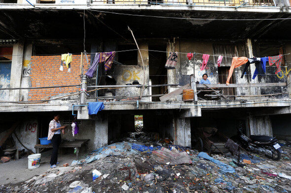 재개발을 진행하다 중단된 캄보디아 프놈펜 보레이케일라의 부서진 건물에서 철거민들이 생활하고 있다.