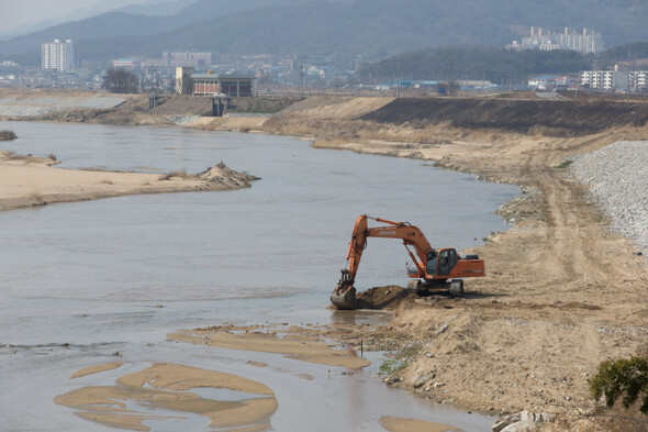  which caused severe damage to ecosystems throughout the country. Civic group Green Korea called the project a big waste of taxpayer money and a hoax meant to fulfill Lee’s dream of building a canal through the Korean peninsula. Jang Seok-hyo