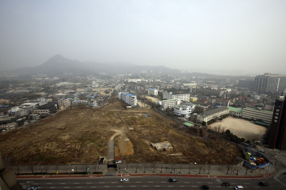 서울 종로구 경복궁 인근에 있는 옛 주한 미국대사관 직원 숙소 터. 대한항공은 이곳에 7성급 호텔을 지으려고 한다. 정부는 유해시설이 없는 관광호텔을 학교 근처에도 지을 수 있도록 관광진흥법 개정을 추진 중이다.정용일