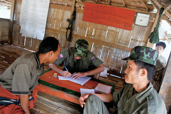 버마 군인들로부터 카렌반군(KNU)과 연루됐다는 혐의를 받고 있다는 사실만으로 신체나 생명의 위협을 느낄 정도로 상황은 엄혹했다. 2009년 10월 KNU 초소에서 반군 병사들이 출입국 업무를 보고 있다.이유경