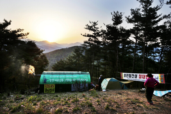 초고압 송전탑 건설에 반대하며 공사예정지에서 움악을 짓고 농성중인 주민들이 15일 아침 경남 밀양시 단장면 101번 송전탑 공사예정지에서 아침식사를 준비하고 있다. 밀양/김명진 기자 littleprince@hani.co.kr