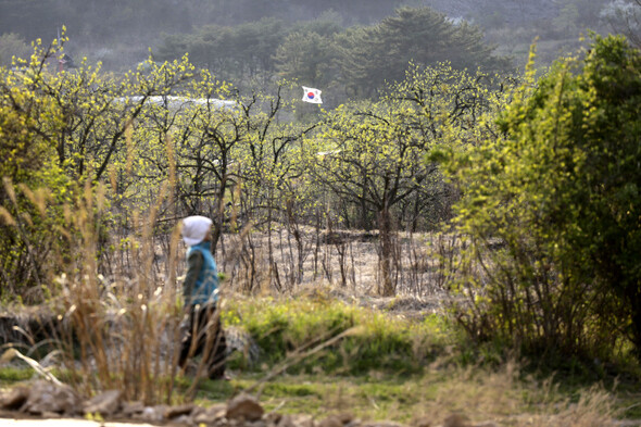 14일 오후 경남 밀양시 상동면 고답마을 115번 송전탑 공사예정지에 설치된 태극기가 바람에 나부끼고 있다. 115번 송전탑은 감농장 한 가운데로 지나간다. 밀양/김명진 기자 littleprince@hani.co.kr