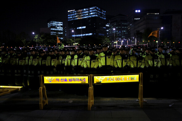 5월8일 서울 광화문에서 열린 ‘만민공동회’를 지켜보며 경찰들이 집결해 있다. 한겨레21 탁기형 선임기자 khtak@hani.co.kr