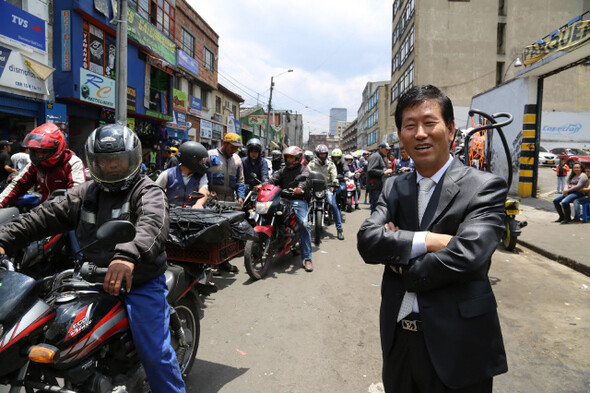 콜롬비아 보고타의 센트로 거리엔 오토바이 전문 점포 300여 개가 들어서 있어 항상 오토바이로 붐빈다. 노철수 조호 콜롬비아 사장은 이곳을 무대로 연간 300만달러의 매출을 올리는 사업가로 자리를 잡았다. 박상주