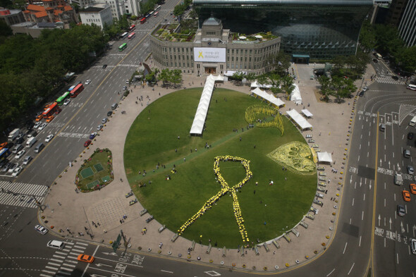  citizens gathered in Seoul Plaza in front of Seoul City Hall in the formation of a yellow ribbon wishing for the safety of those missing in the Sewol Ferry disaster. (by Kim Tae - Hyung